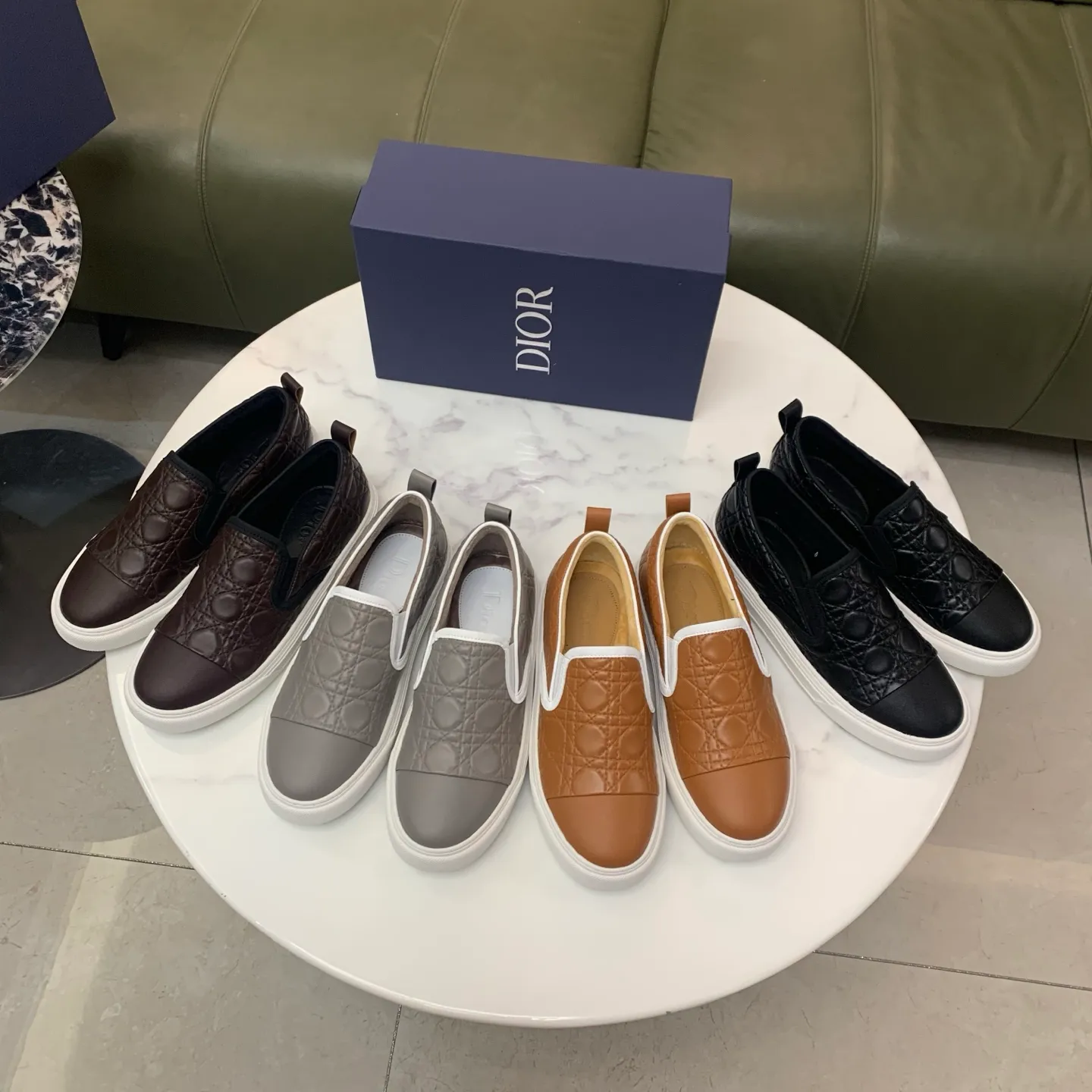 Men's men's shoes 💰400 [New style] 🧁🧁 Dior (velvet lining and leather lining are preferred when ordering) D's new product is on the market, full first-layer calfskin with embroidered classic diamond pattern D's craftsmanship, high-end and classy, ​​comfortable on the feet, versatile to wear, full of three-dimensional sense, available in 4 colors: black, coffee, gray and khaki, size: 39-44 (45 can be customized, cannot be returned)